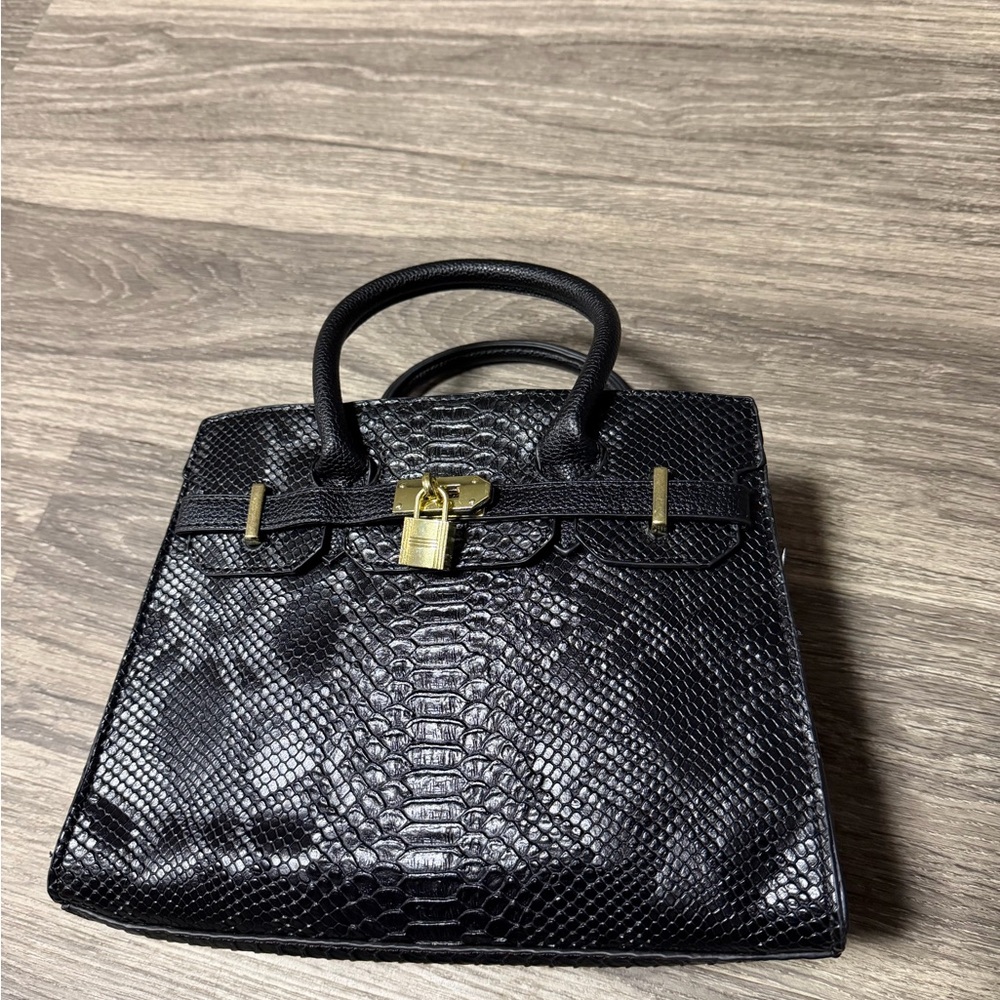 Elegant Black Snake-Embossed Handbag - Picture 6 of 10